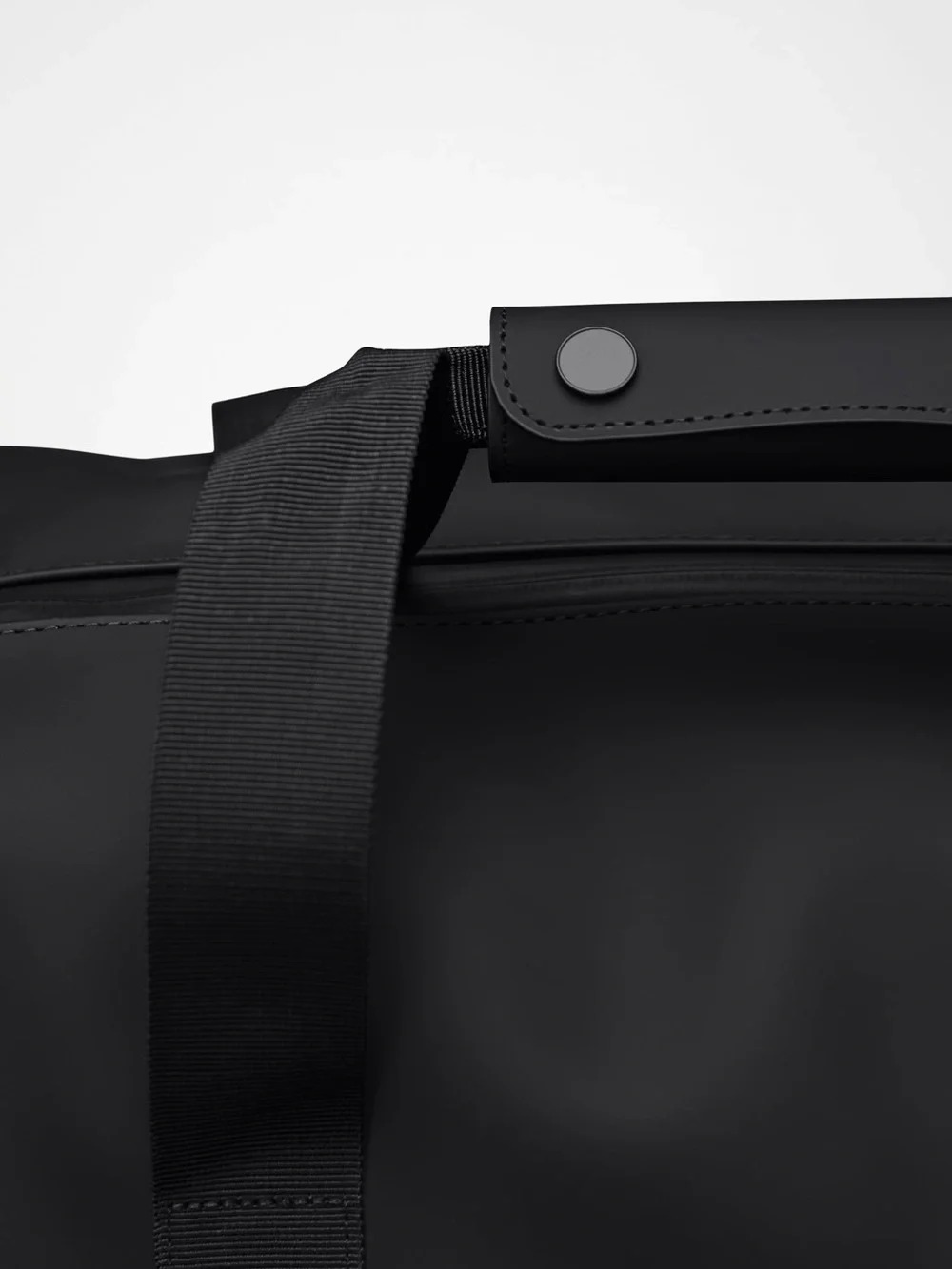 Rains Hilo Waterproof Weekend Bag (Small) in Black